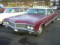 Buick Electra 225 fourdoor Hardtop des Modelljahres 1965. Von dieser Modellvariante verkaufte Buick im Modelljahr 1965 12842 Einheiten. Der V8-motor hat einen Hubraum von 4916 cm³ und leistet 210 PS. Old- und Youngtimertreffen am 27.12.2015 in Krefeld.