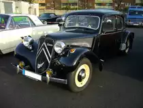 Citroen 11CV aus dem Modelljahr 1954. Old- und Youngtimertreffen am 27.12.2015 in Krefeld.