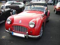 Triumph TR3. 1955 - 1957. Die TR3 Roadster aus Coventry waren ein Verkaufsschlager. Der 
4-Zylinderreihenmotor leistet 95 PS aus 1991 cm³ Hubraum. 1957 erschien der Facegeliftete TR3A der noch bis 1962 mit der gleichen Motorisierung weiter gebaut wurde. Old- und Youngtimertreffen am 27.12.2015 in Krefeld.