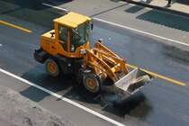 Ein Jieli ZL-16 Radlader mit Ersatzrad, aufgenommen vom Stadttor in Suzhou, Jiangsu, am 11.10.2015