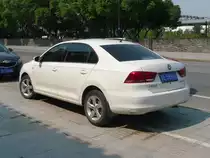 VW hat den Santana geschrumpft, und das ist dabei herausgekommen: Ein Einheitsdesign, leicht verwechselbar mit Sagitar, Bora, Jetta, u.v.a.m. aus dem VW-Konzern. 
Suzhou, Jiangsu, am 11.10.2015