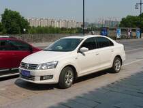 VW hat den Santana geschrumpft, und das ist dabei herausgekommen: Ein Einheitsdesign, leicht verwechselbar mit Sagitar, Bora, Jetta, u.v.a.m. aus dem VW-Konzern. 
Suzhou, Jiangsu, am 11.10.2015