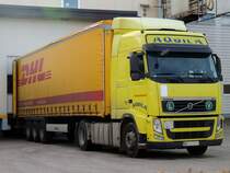 VOLVO FH-420 aus Rumänien vor der Milchpulververladehalle in Ried; 151013