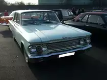 Ford Fairlane 500 Hardtop des Modelljahres 1962. Ab Anfang der 1960´er Jahre waren die Fairlane-Modelle die mittlere Fahrzeugklasse von Ford. Der Fairlane war wahlweise mit einem
6-Zylinderreihenmotor mit 2.8l Hubraum oder einem V8-motor mit 3.6l Hubraum lieferbar. Old- und Youngtimertreffen am 27.12.2015 in Krefeld.