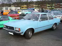 Opel Rekord D. 1972 - 1977. Der Rekord D stand ab 19.01.1972 bei den Opelhändlern. Die von Chuck Jordan gezeichnete Karosserie fand beim Publikum großen Anklang. Dieser pastellblaue Rekord müßte ab Juli 1975 produziert worden sein, da erschon mit dem, erst dann lieferbaren 1979 cm³ Motor mit 100 PS ausgerüstet ist. Old- und Youngtimertreffen am 27.12.2015 in Krefeld.