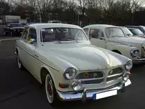 Volvo P121. 1956 - 1970. Der als Amazon bekannte Volvo wurde fast 670000 mal produziert. Hier wurde ein Modell vor Baujahr 1964 abgelichtet, das noch mit den rot hinterlegten Radkappen versehen ist. Old- und Youngtimertreffen am 27.12.2015 in Krefeld.