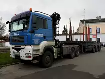 MAN TGA33.480 steht samt Auflieger für Rundholzbeladung bereit; 151020