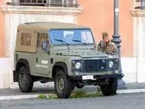LAND-ROVER DEFENDER von ESERCITO (Operazione  Strade Sicure  ) in der Innenstadt von Rom; 151022