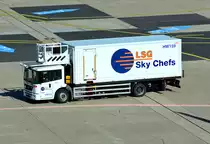 MB Econic 1824 als Cateringfahrzeug (LSG)  auf dem Flughafen Düsseldorf - 01.10.2015