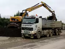 VOLVO-460 FH12, wird mit Aushubmaterial befüllt; 151015