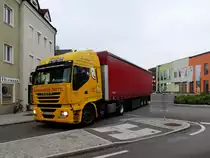 IVECO-STRALIS 460, quält sich durch das enge Straßennetz von Ried; 151015