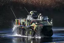 Radschützenpanzer Mowag Piranha 8/8 der Schweizer Armee beim Schleudertraining auf dem TCS Trainingsgelände Hinwil Betzholz.Bild vom 14.12.2015