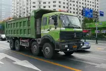 Vierachsiger Kipper mit Mercedes-Führerhaus von BeiBen Truck in Shanghai, 22.10.2015