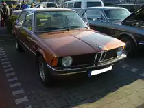 BMW E21. 1975 - 1983. Die Baureihe E21, auch 3´er Reihe genannt, war das Nachfolgemodell des erfolgreichen BMW-02. Wie bei den Münchenern üblich, gab es eine breite Palette an Motorisierungen. Bei dem abgelichteten Fahrzeug dürfte es sich um ein Modell 315, 316 oder 318 handeln. Dieses ist an den einzelnen, vorderen Scheinwerfern, zu erkennen. Oldtimertreffen an der Gelsenkirchener Garage 10 am 30.12.2015.