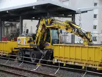 Liebherr Zweiwegebagger am 30.12.15 in Frankfurt am Main Höchst vom Bahnsteig aus fotografiert