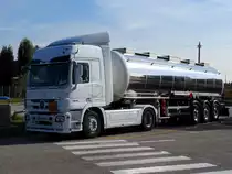 ACTROS 1846, transportiert gem. Gefahrenguttafel im Auflieger Diesel/Heizöl; bei einer Pause nächst Terradura/It; 151026