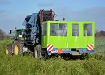 John Deere mit Sammelkabine für Erntehelfer (Erntetaxi) bei Satzvey - 18.11.2015