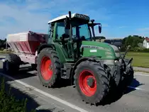 FENDT FARMER 307Ci zieht im rasanten Tempo den Düngekalkstreuer hinter sich her; 150828