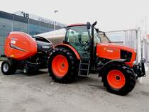 KUBOTA M135GX-II mit Rundballenpresse BV5160 anlässlich der Landwirtschaftsmesse in Ried; 150914