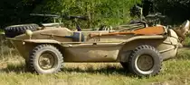 VW Typ 166 Schwimmwagen, 4-Zyl.4-Takt-Boxermotor mit 1131ccm und 25PS, Vmax. 80Km/h im Wasser 10Km/h, gesehen im Schweizerischen Milit�rmuseum Full, Juli 2015