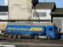 MAN TGX18.440 saugt sich Dieseltreibstoff aus dem bereitgestellten Waggon; 160108