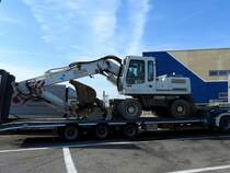 LIEBHERR 904-Litronic, wird auf einem Sattelauflieger zur nächsten Einsatzstelle verfrachtet; 151026