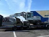 LIEBHERR 904-Litronic, wird auf einem Sattelauflieger zur nächsten Einsatzstelle verfrachtet; 151026