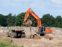 Hitachi ZAXIS 350Lc ist mit Erdarbeiten beschäftigt; 150615