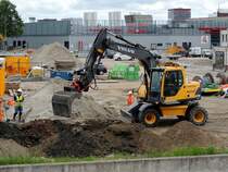 VOLVO EW140B, führt mit einer Leistung von rd. 90kW Grabungsarbeiten durch; 150615