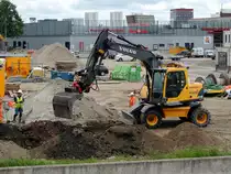 VOLVO EW140B, führt mit einer Leistung von rd. 90kW Grabungsarbeiten durch; 150615