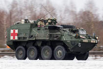 M1133 Stryker MEV (Medical Evacuation Vehicle, Sanitätsfahrzeug) des 3/2CAV 3rd Squadron(Stryker)2d Cavalry Regiment der U.S.ARMY. Im Kampfraum können entweder vier Schwerverwundete auf Tragen oder sechs leicht Verwundete sitzend zum Hauptverbandsplatz transportiert werden. Aufgenommen an der Autobahn 6 
(Operation DragoonRide), 1.April 2015. 