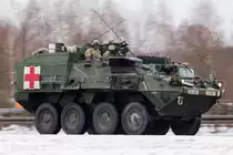 M1133 Stryker MEV (Medical Evacuation Vehicle, Sanitätsfahrzeug) des 3/2CAV 3rd Squadron(Stryker)2d Cavalry Regiment der U.S.ARMY. Im Kampfraum können entweder vier Schwerverwundete auf Tragen oder sechs leicht Verwundete sitzend zum Hauptverbandsplatz transportiert werden. Aufgenommen an der Autobahn 6 
(Operation DragoonRide), 1.April 2015. 