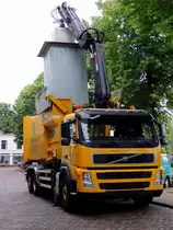 VOLVO FM 440, bei der Entleerung von Müllboxen in der Niederländischen Stadt Gorinchem; 150621