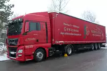 MAN TGX 18 480 Sattelzug bei dichtem Schneetreiben abgestellt in einem Gewerbegebiet in Regen. 15.01.2016