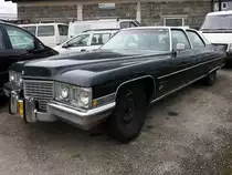 CADILLAC Fleetwood-Series70 auf einem Großparkplatz; 160112