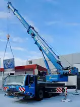 TEREX AC120-4,hält das Transparent zum Stadtball-Ried über dem Eingangsbereich; 160117