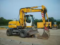Liebherr A 312 Litronic eingesetzt bei der Erweiterung eines Parkplatzes für ein Möbelhaus in Konz, 10.06.2007