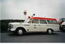 Mercedes-Benz 190C - Baujahr 1964 als KTW-Oldtimer des DRK Asperg. Die Aufnahme entstand im Juni 2001 auf einem Autobahnparkplatz in Thüringen.  