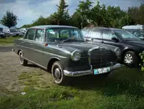 Mercedes-Benz Baureihe W110, Ausführung 1961/62 mit Blinkern auf den vorderen Kotflügeln, ohne Nebelscheinwerfer. Die kleine Heckflosse am 18.07.2011 in Warnsdorf bei Lübeck.