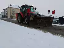 LINDNER GeoTrac 63 mit Schneepflug im Winterdienst; 160104