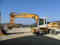 Liebherr A 912 Litronic aufgenommen am 18.04.2010