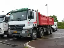Mercedes-Benz Actros 4141 auf einem Parkplatz in der Nähe von Luxembourg, 01.05.2015