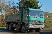 . Mercedes Benz Actros 3235 Kipper gesehen am Strassenrand. Januar 2016
