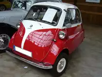 BMW Isetta 300. 1956 - 1962. Die Isetta 300 wurde ein Jahr nach Vorstellung der Isetta 250 in die Produktpalette von BMW aufgenommen. Die 300´er Isetta kostete mit DM 2890,00 nur DM 90,00 mehr als eine 250´er Isetta. Der 1-Zylinderviertaktmotor leistet 13 PS aus 298 cm³ Hubraum. Düsseldorfer Classic Remise am 30.01.2016.