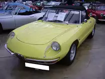 Alfa Romeo Duetto Spider. 1966 - 1969. Werksintern hieß die Baureihe 105/115. Anfangs war der Wagen mit einem 1.6l 4-Zylinderreihenmotor ausgerüstet. Ab 1967 wurde die Motorenpalette mit dem 1750 Veloce nach oben und mit dem 1300´er nach unten abgerundet. Hier wurde ein 1300 aus dem Jahr 1968 abgelichtet. Der Motor leistet 87 PS aus 1296 cm³ Hubraum. Classic Remise Düsseldorf am 30.10.2016. 