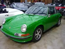 Porsche 911S 2.4 Targa. 1971 - 1973.  In Grundausstattung kostete ein solches Targamodell bei seinem erscheinen im August 1971 DM 32900,00. Der 6-Zylinderboxermotor mit 2341 cm³ Hubraum leistet 190 PS und verhilft dem Wagen zu einer Höchstgeschwindigkeit von 230 km/h. Classic Remise Düsseldorf am 30.01.2016.