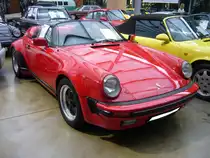 Porsche 911 Speedster von 1989. Auf der Basis des 911 Carrera 3.2 wurden 2103 Stück dieses Modells im breiten Turbolook produziert. Der Einstandspreis lag bei DM 111575,00. Der luftgekühlte 6-Zylinderboxermotor leistet 231 PS aus 3164 cm³ Hubraum. Die Höchstgeschwindigkeit liegt bei 254 km/h. Classic Remise Düsseldorf am 30.01.2016.