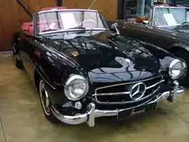 Mercedes Benz W121. 1955 - 1963. Über den 190SL braucht man nichts mehr zu schreiben. Ästhetik und Form sprechen für sich. Der 4-Zylinderreihenmotor leistet 105 PS aus 1897 cm³ Hubraum und verhilft dem Wagen zu einer Höchstgeschwindigkeit von 171 km/h. Classic Remise Düsseldorf am 30.01.2016.