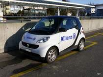 Weiss - Schwarzer Smart mit Werbung beim Bahnhof Zofingen am 23.01.2016