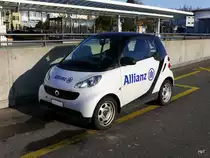 Weiss - Schwarzer Smart mit Werbung beim Bahnhof Zofingen am 23.01.2016